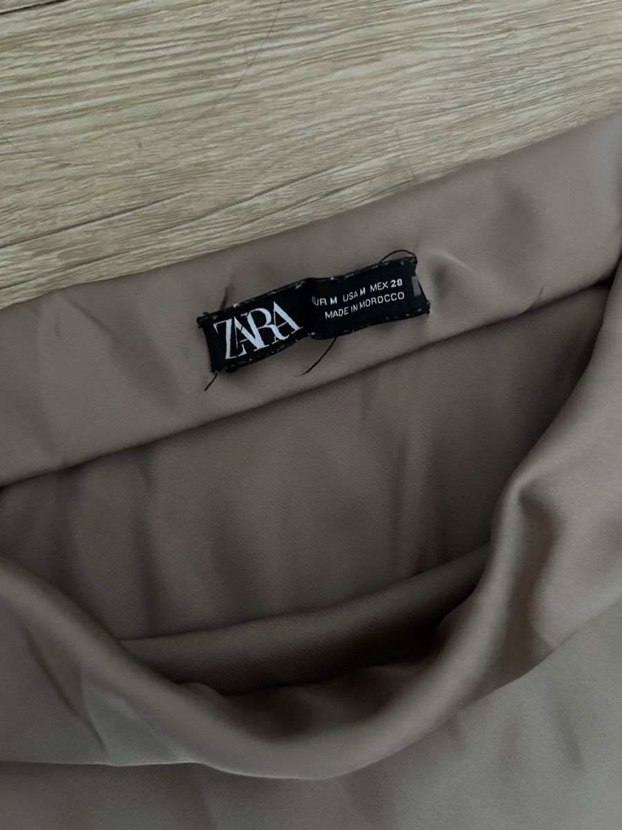 Zara Jupes: Rock beige Satin Grösse M – D'occasion à Uzwil par gab_2kx8 2