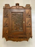 Armoire à pharmacie ancienne, en bois massif. Pièce unique.