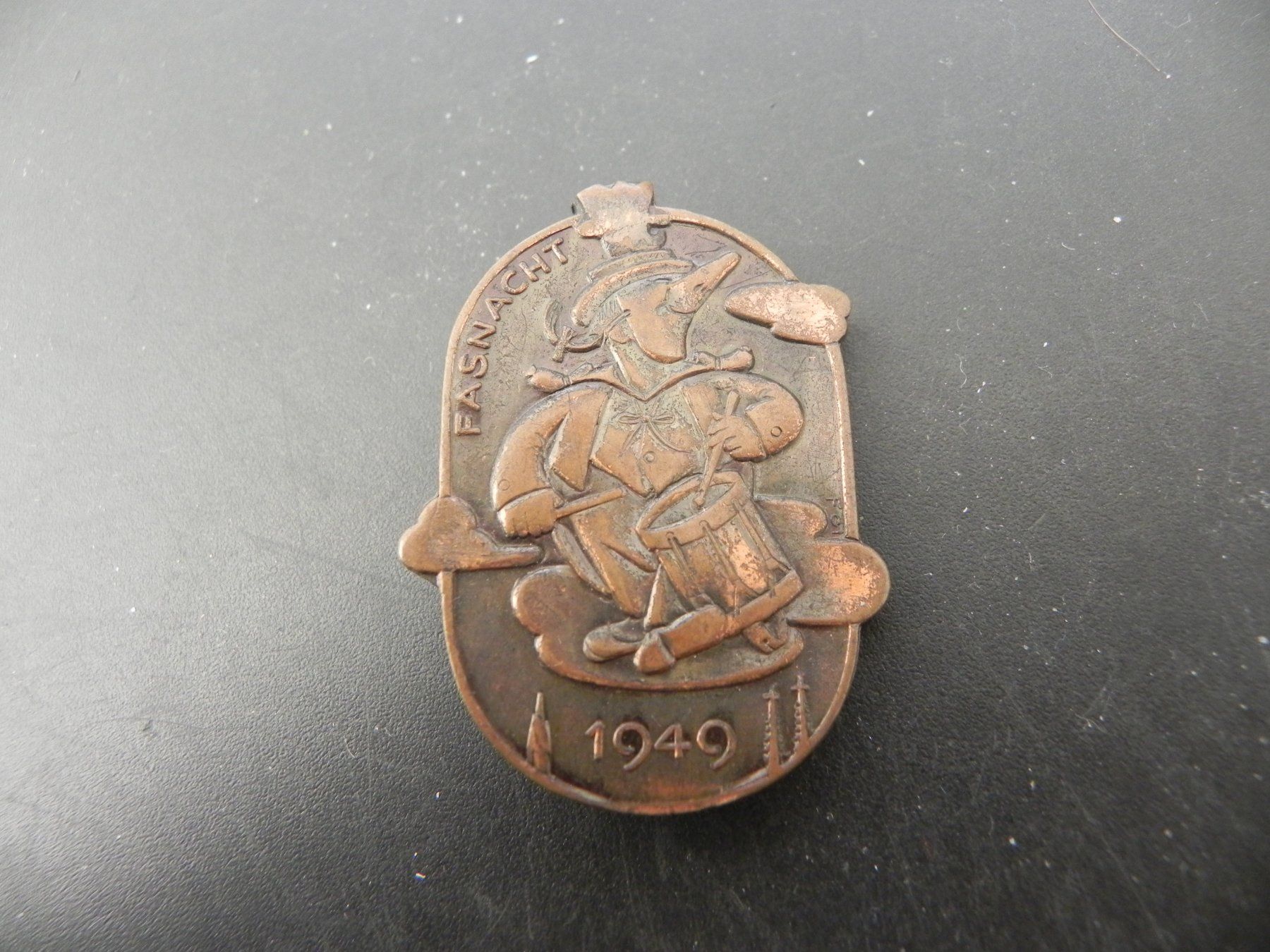 Broschen & Nadeln: Plakette Basel Fasnacht 1949 – Gebraucht aus Biel/Bienne von Gogolozi