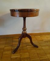 Antiker Beistelltisch mit Glas (The Bombay Comp.--  (USA)