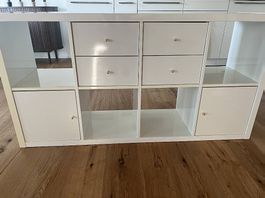 Kommode weiss/gold mit Schubladen, Türen und offenen Fächer