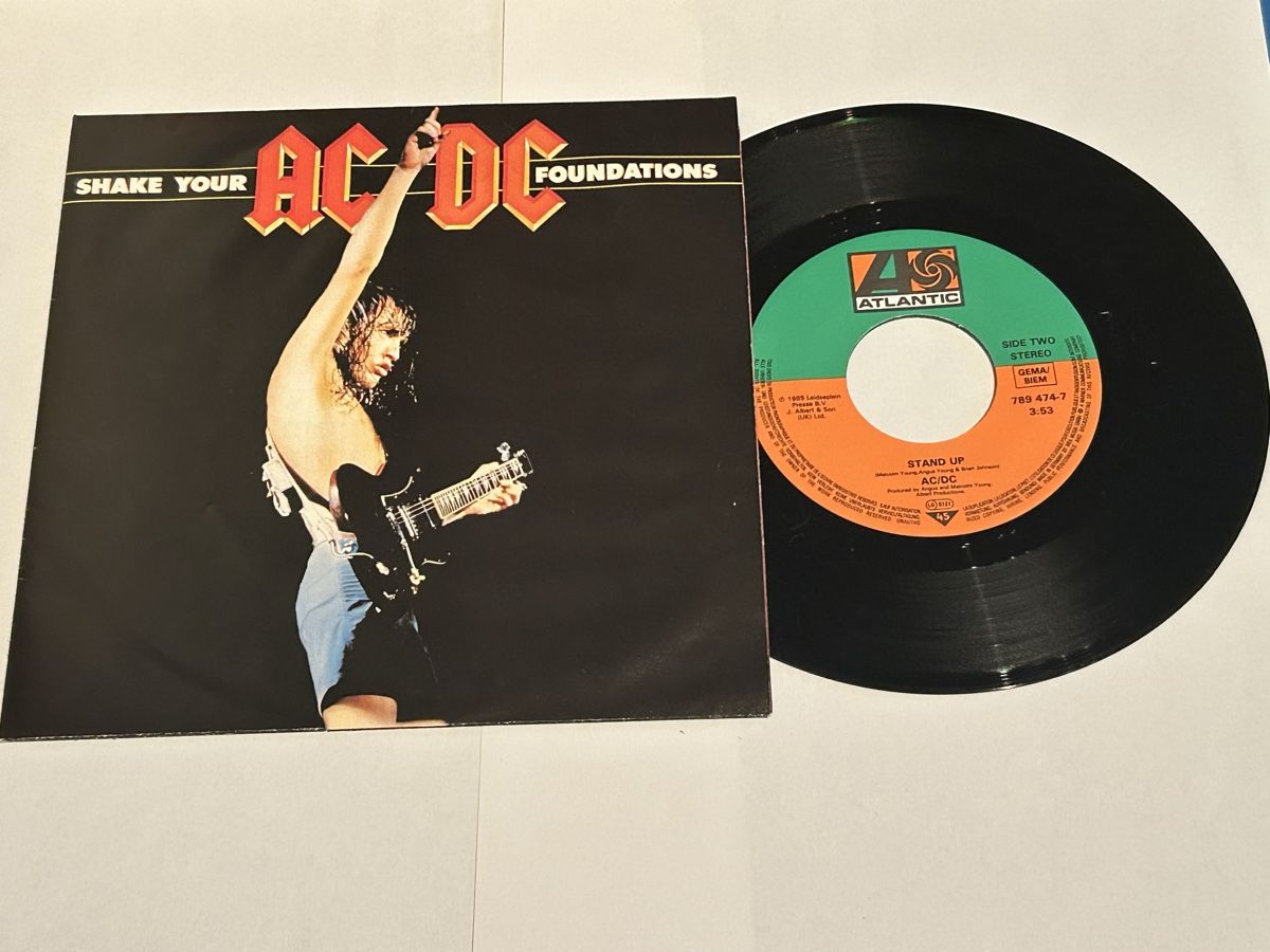 Schallplatten: AC/DC. 1986. mit Poster. Shake Your Foundations – Gebraucht aus Faulensee von Mizuno06