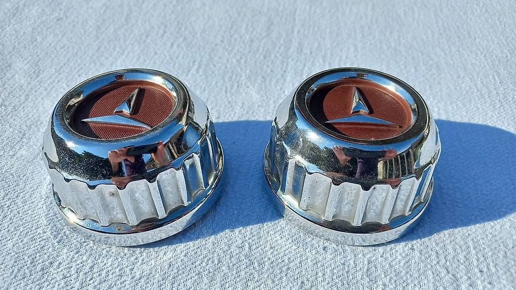 Tutti pezzi di ricambio auto: Toyota Oldtimer - Youngtimer / zwei Stück Nabendeckel braun – Usato da Frauenkappelen venduto da Chruetzhubel 2