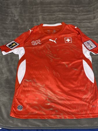 Maillot de football Puma Suisse taille M neuf avec badges