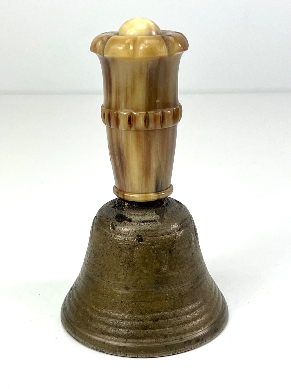 Glocken & Treicheln: Tischglocke Messing mit Horn Griff Antik – Gebraucht aus Zürich von Arche_Brockenhaus 1