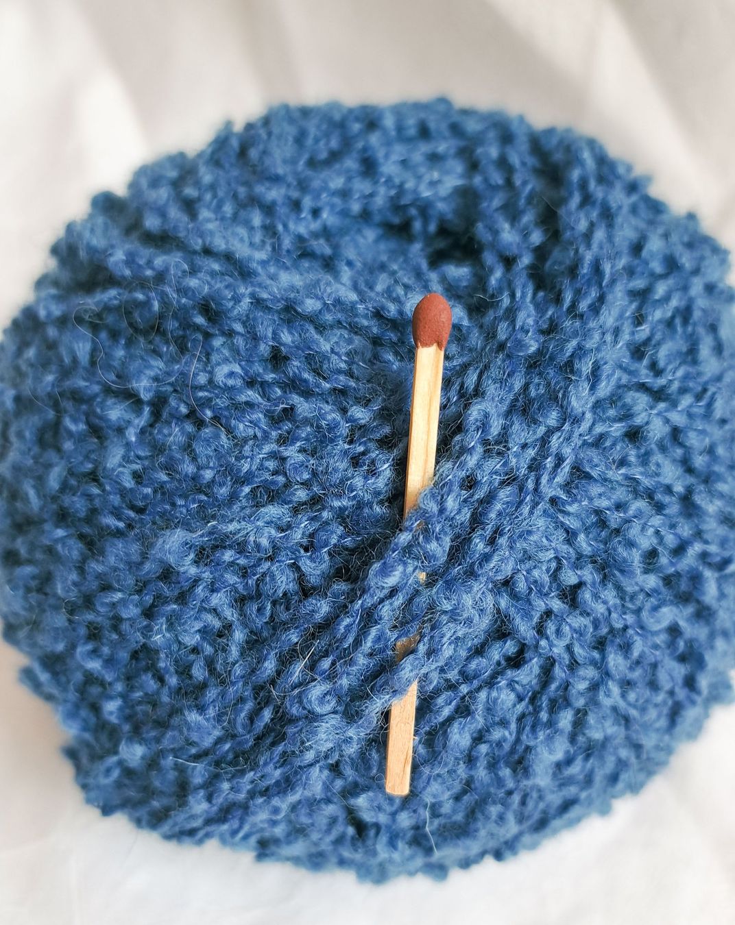 Wolle: 50g weiche Merinowolle, Mittelblau – Neu und originalverpackt aus Basel von Sweet-Yarns01 1