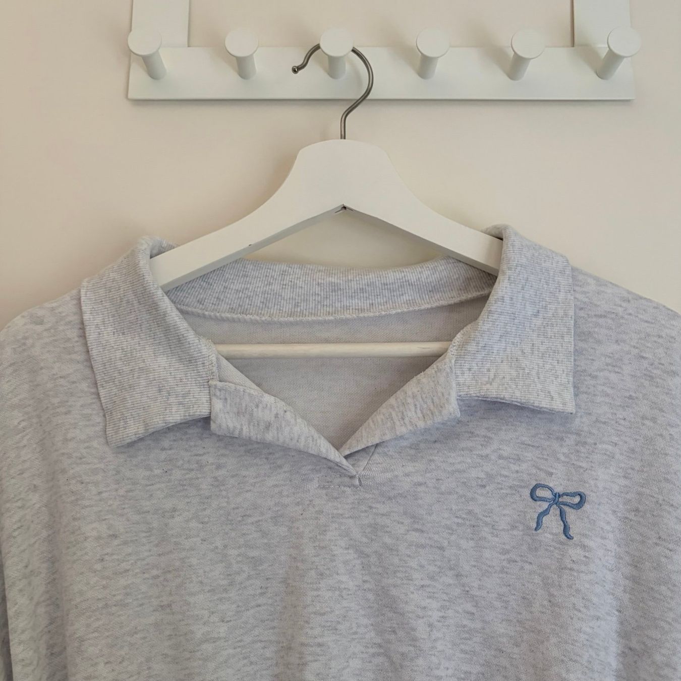 Pullover & Sweatshirts: Hellgrauer Cropped Pullover mit Polokragen – Gebraucht aus Berikon von nao_5qbr 2
