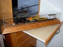 0e: Vitrine mit Zug (Schmalspur) + Kontrollfahrzeug