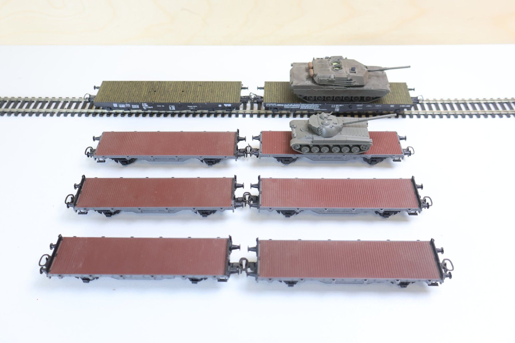 Kleinbahn Modellini di ferrovie: Kleinbahn & Co SBB 8 x Panzerwagen Set H0 - mit Panzer – Usato da Winterthur venduto da Monstera 3