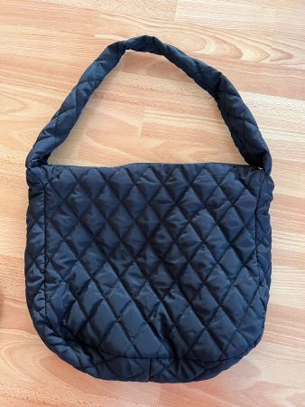 Gesteppte Schultertasche, schwarz, Neuware