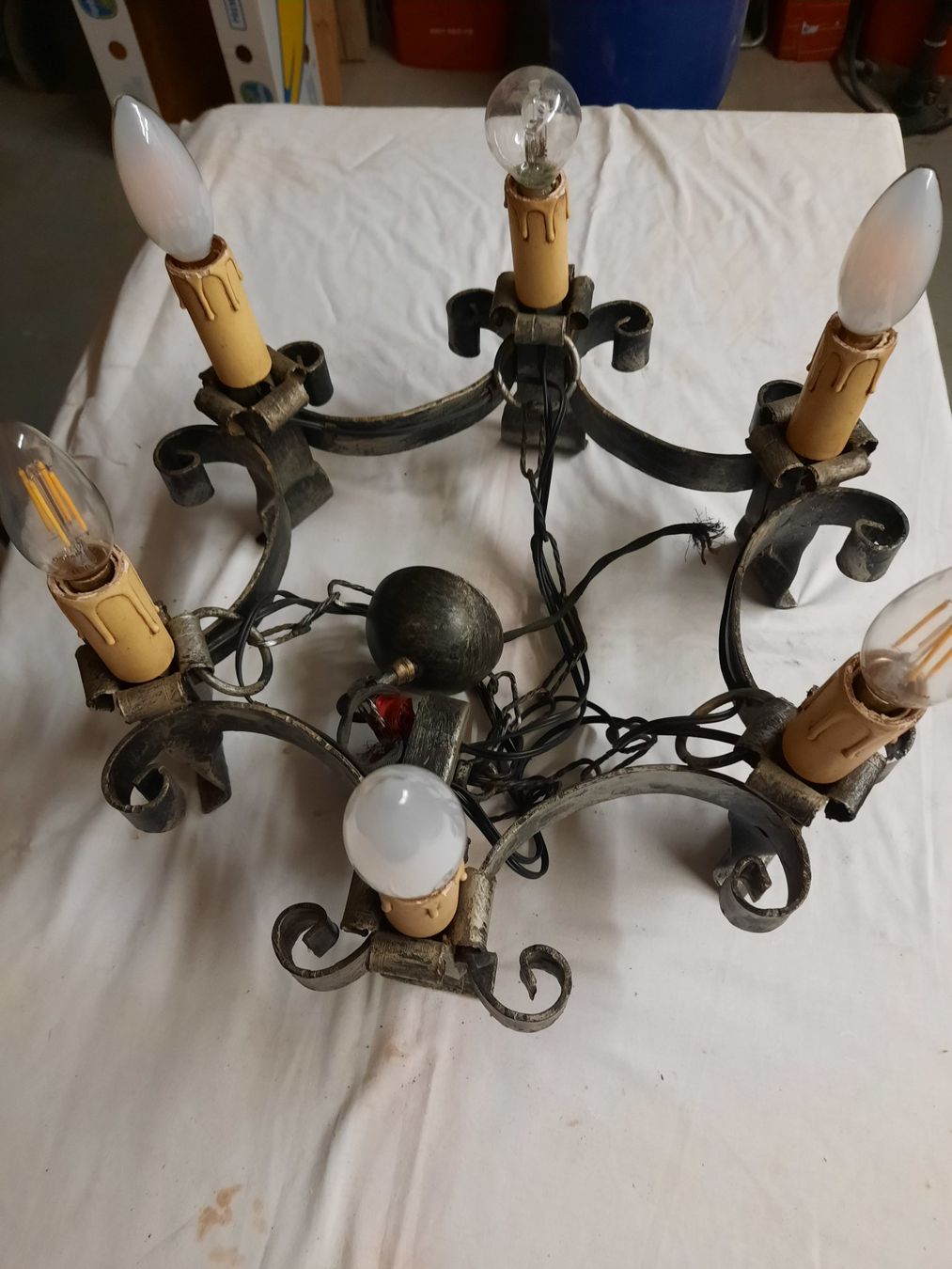 Lampadari & plafoniere: Rustikaler schwarzer Kronleuchter aus Schmiedeeisen, – Usato da Muri AG venduto da rogana 1