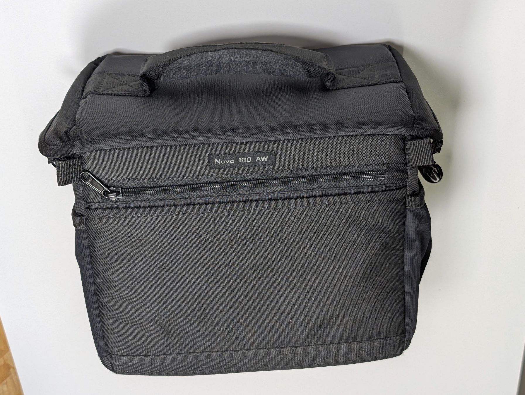 Lowepro Taschen: Lowepro Nova 180 AW - gebraucht – Gebraucht aus Thalwil von miguev 1