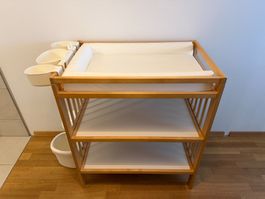Wickeltisch Ikea mit zwei Tablaren
