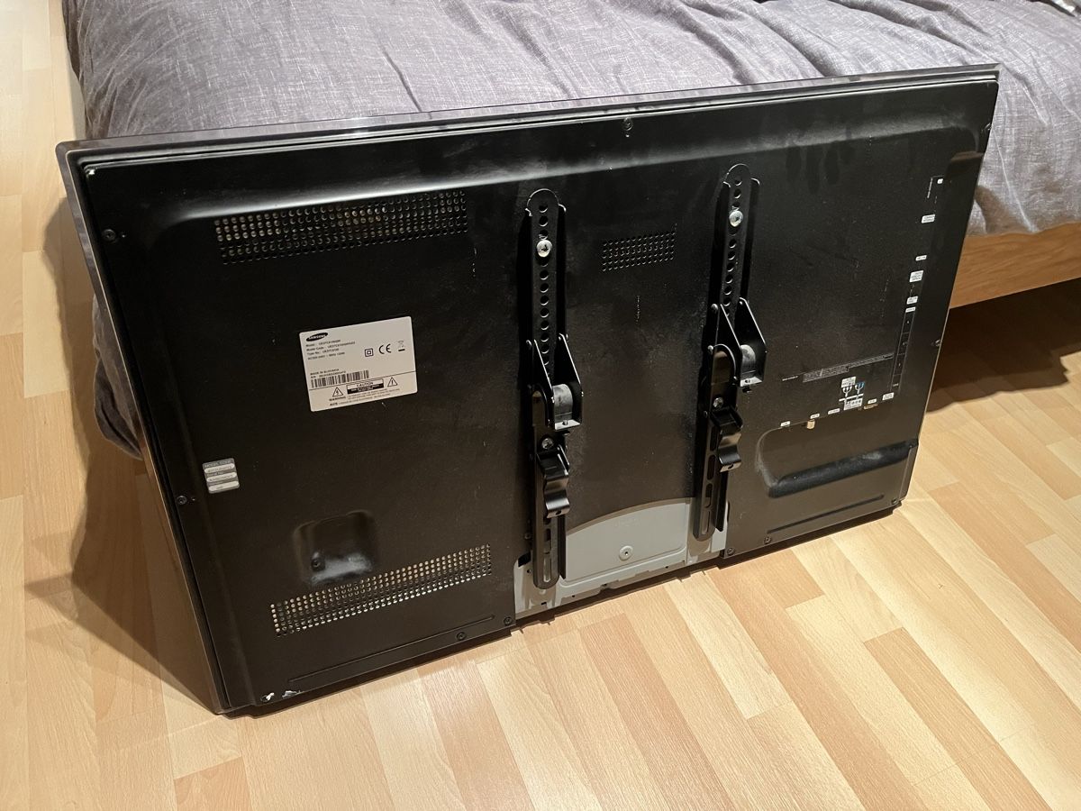 Samsung Televisori: Samsung Fernseher mit Deckenhalterung – Usato da Gommiswald venduto da diegoe_ 1