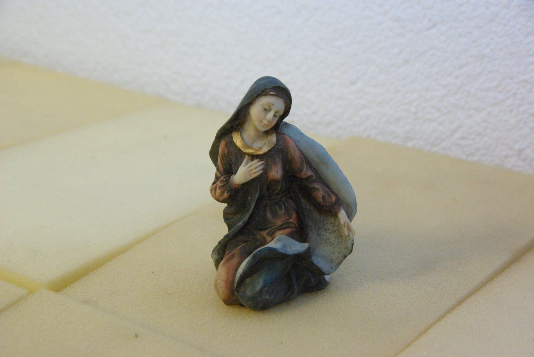 Statuette: Christliche Figur "Knieende Frau" – Difettoso da Herisau venduto da Cevianer1844