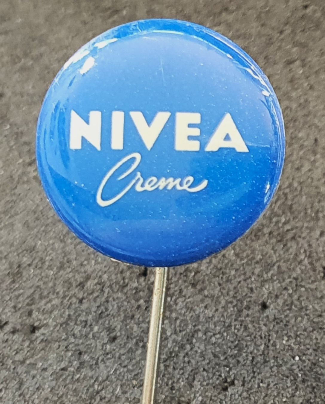 Cura del viso: V409 - Alte Werbe Nadel NIVEA Creme – Usato da Reinach BL venduto da Boston-Verkauf