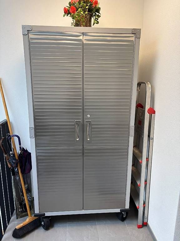 Armadi: Abschliessbarer Metallschrank – Usato da Romanshorn venduto da sch_9hb9