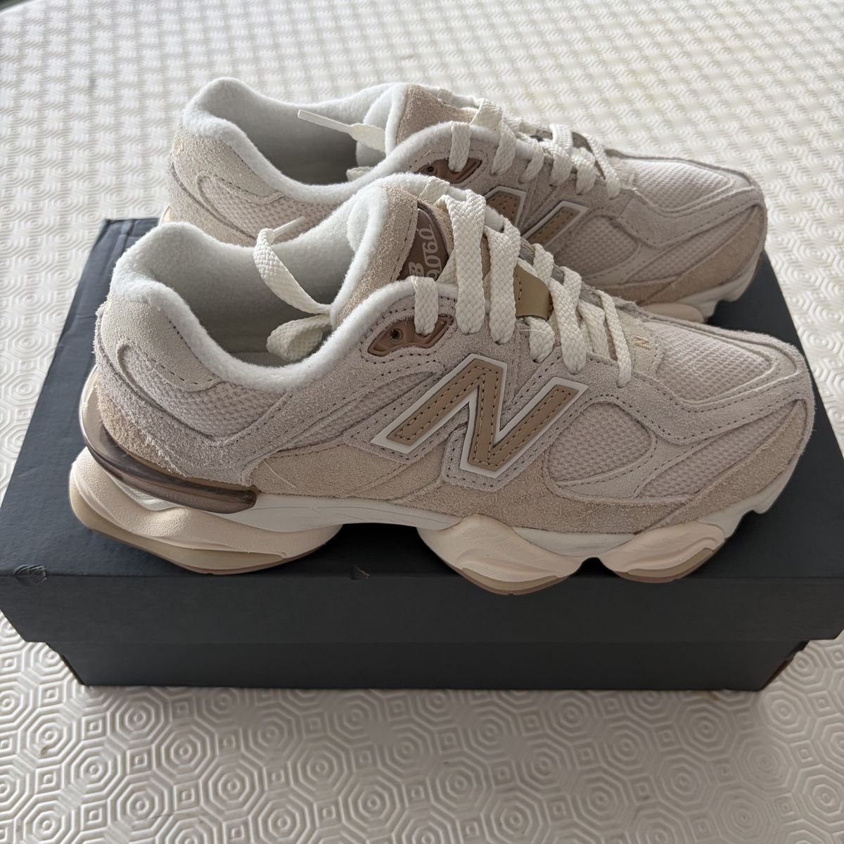 New Balance Chaussures hommes:  New Balance 9060 Bisque- Taille 38 – Neuf avec emballage d'origine à Onex par Chooseyoursneaks 1