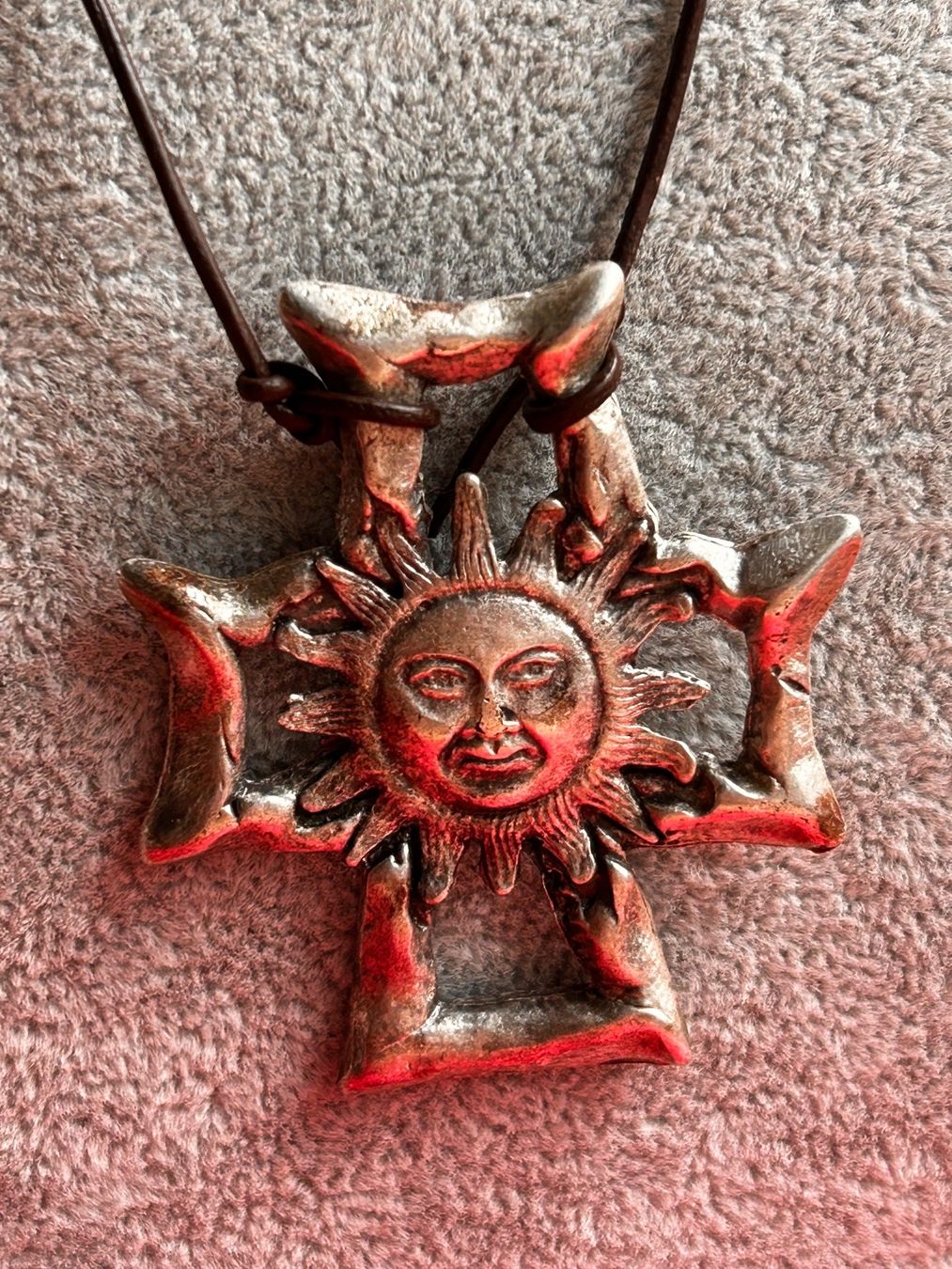 Catenine: Sonnen Amulette mit Lederband – Usato da Laufen venduto da belleskulptur