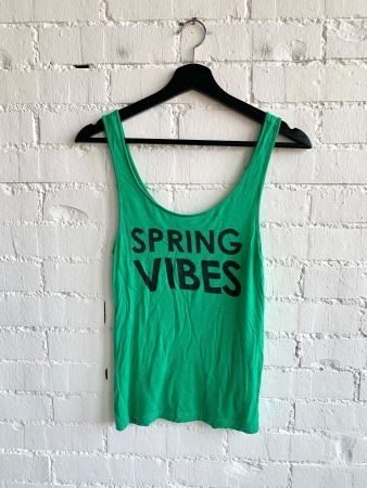 Grünes Top mit Print