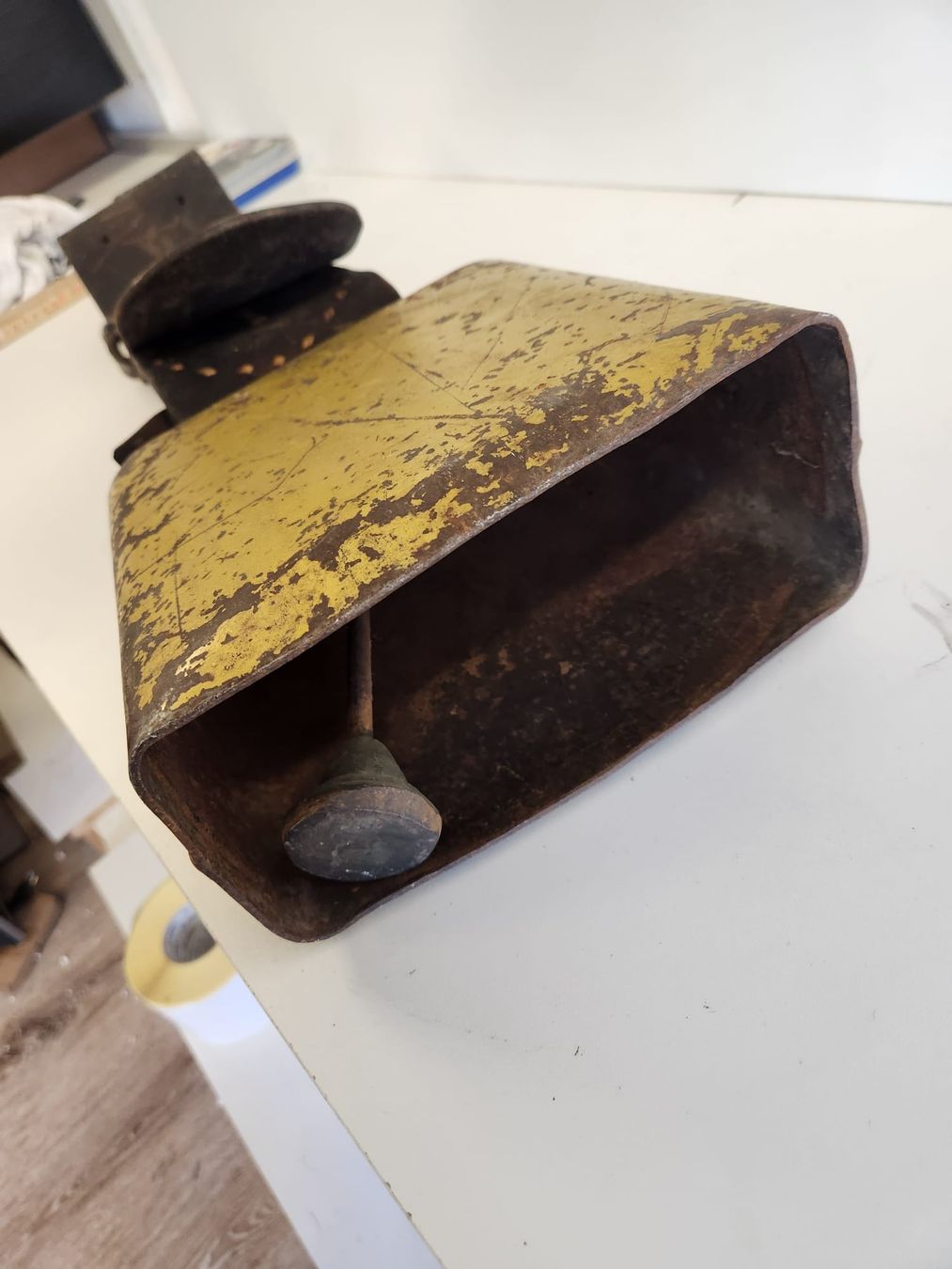 Campanacci mucche: Grosse, alte Kuhglocke mit Lederband  – Usato da Tuggen venduto da Zweitechanceboutique 2