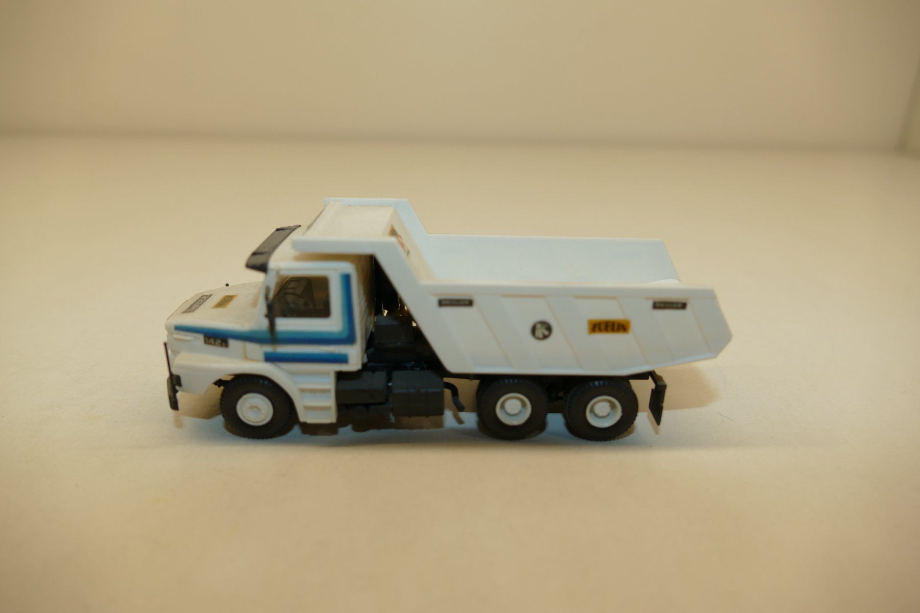 Kibri Modellini d'auto: Kibri H0: Scania Muldenkipper – Usato da Niederhasli venduto da rail-duerst 1