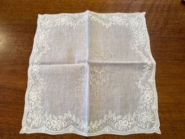 Taschentuch weiss bestickt mit Blumenmuster gebraucht