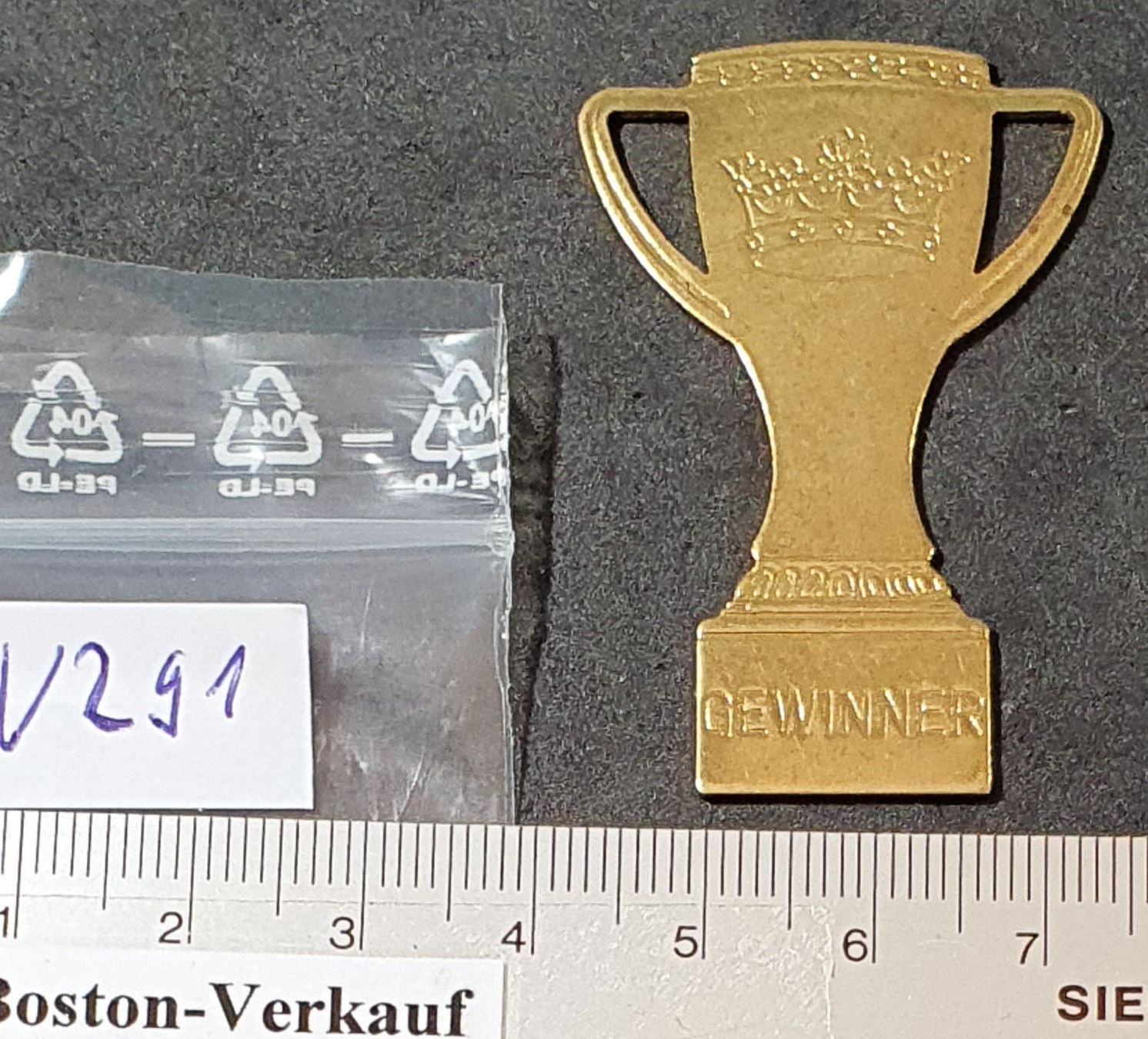 Altre raccolte & rarità: V291 - Platte Pokal Krone GEWINNER – Usato da Reinach BL venduto da Boston-Verkauf 3