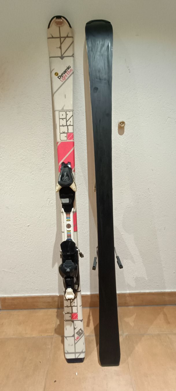 Skis: Mädchen Ski 140cm – D'occasion à Bilten par Piiide