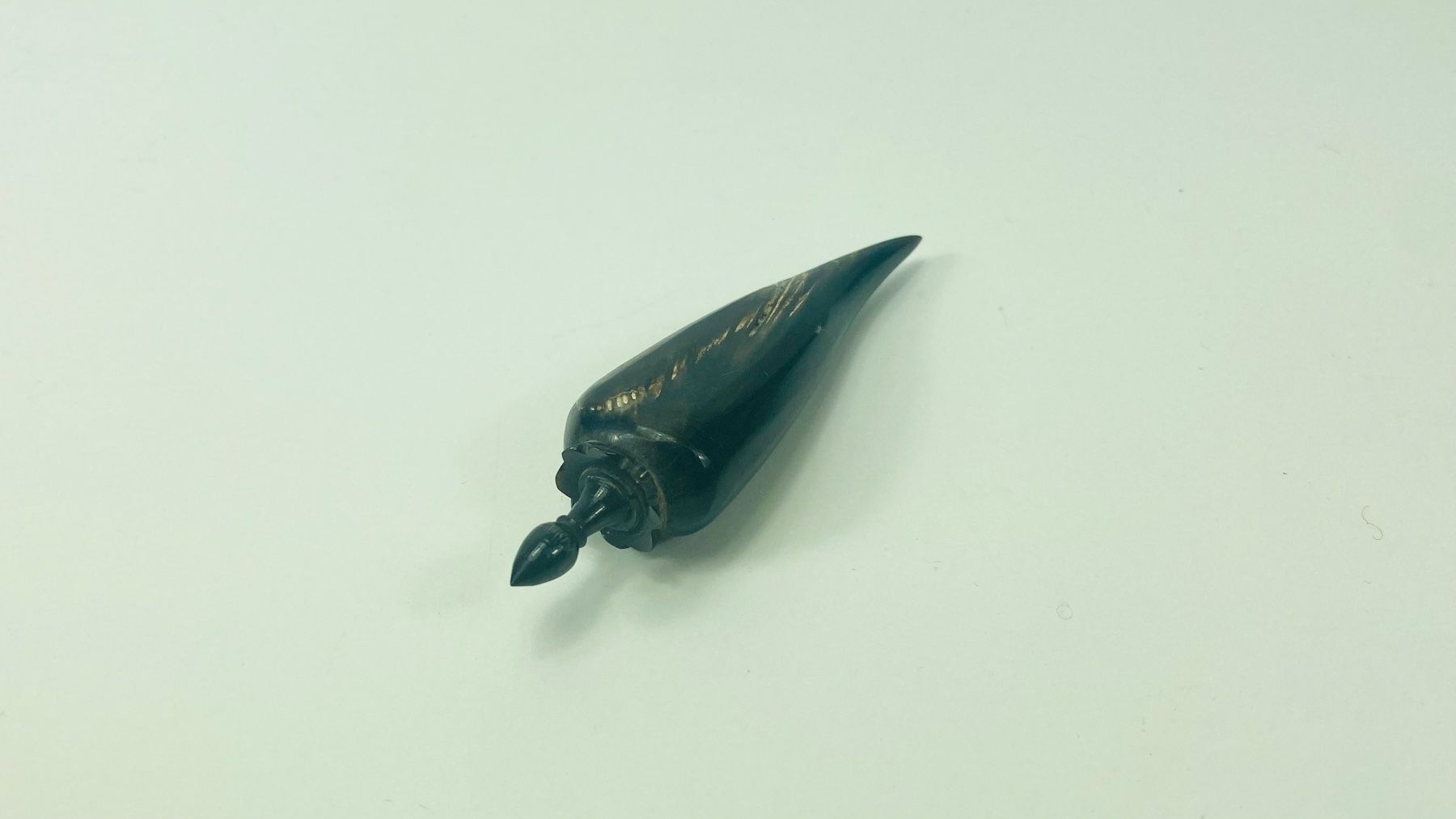 Anhänger: Amulett Horn oder Zahnstocher Behälter antik, handgeschnitzt – Gebraucht aus Zürich von Arche_Brockenhaus 4