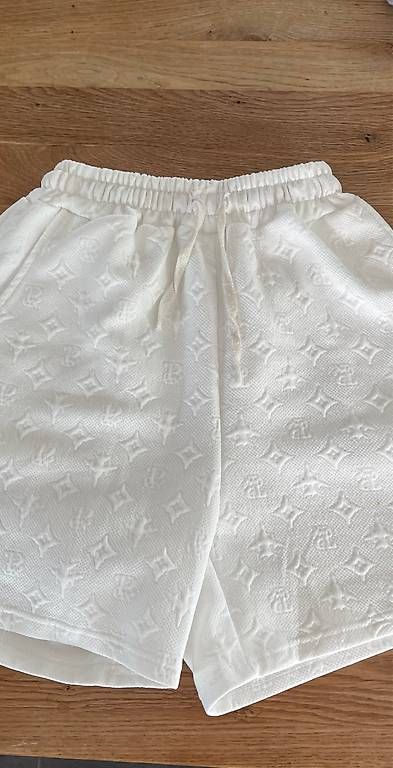 Pantalons: Weisse Shorts Grösse S – D'occasion à Roggliswil par trek01