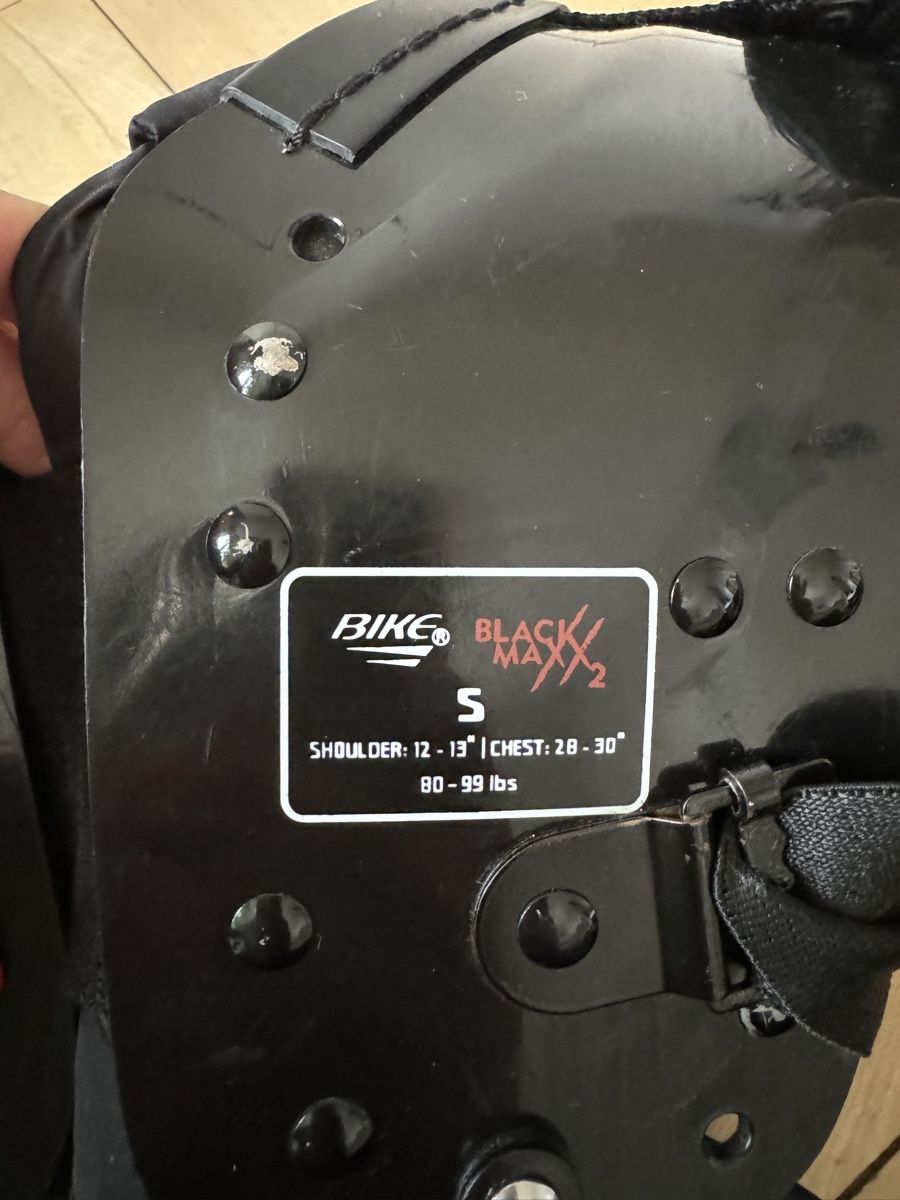 Protezioni & Imbottiture: Black Maxx Shoulder Pads Grösse L inkl. Back Plate – Usato da Bern venduto da Sonne26Mond 3