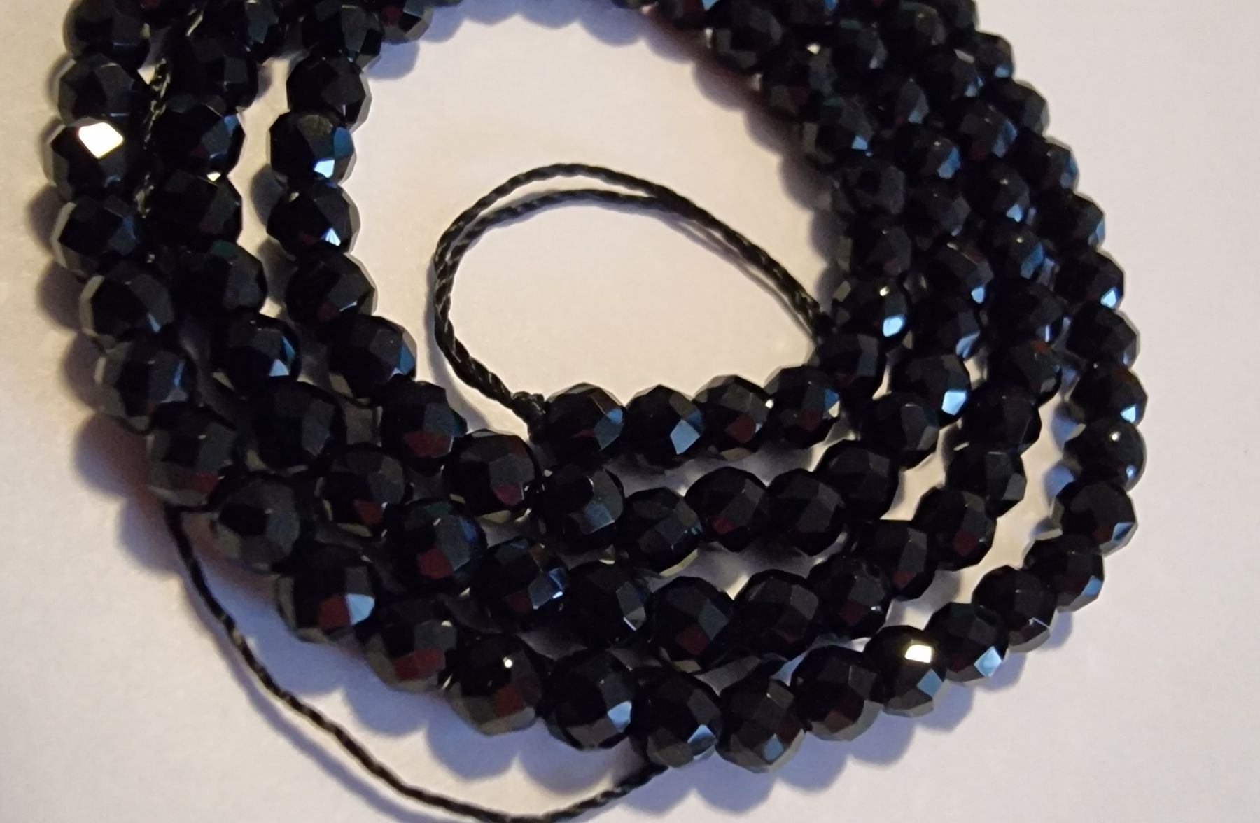 Minerali & Pietre curative: Onyx schwarz facettiert 3mm. Strang – Nuovo e nell'imballaggio originale da Menziken venduto da Mirager