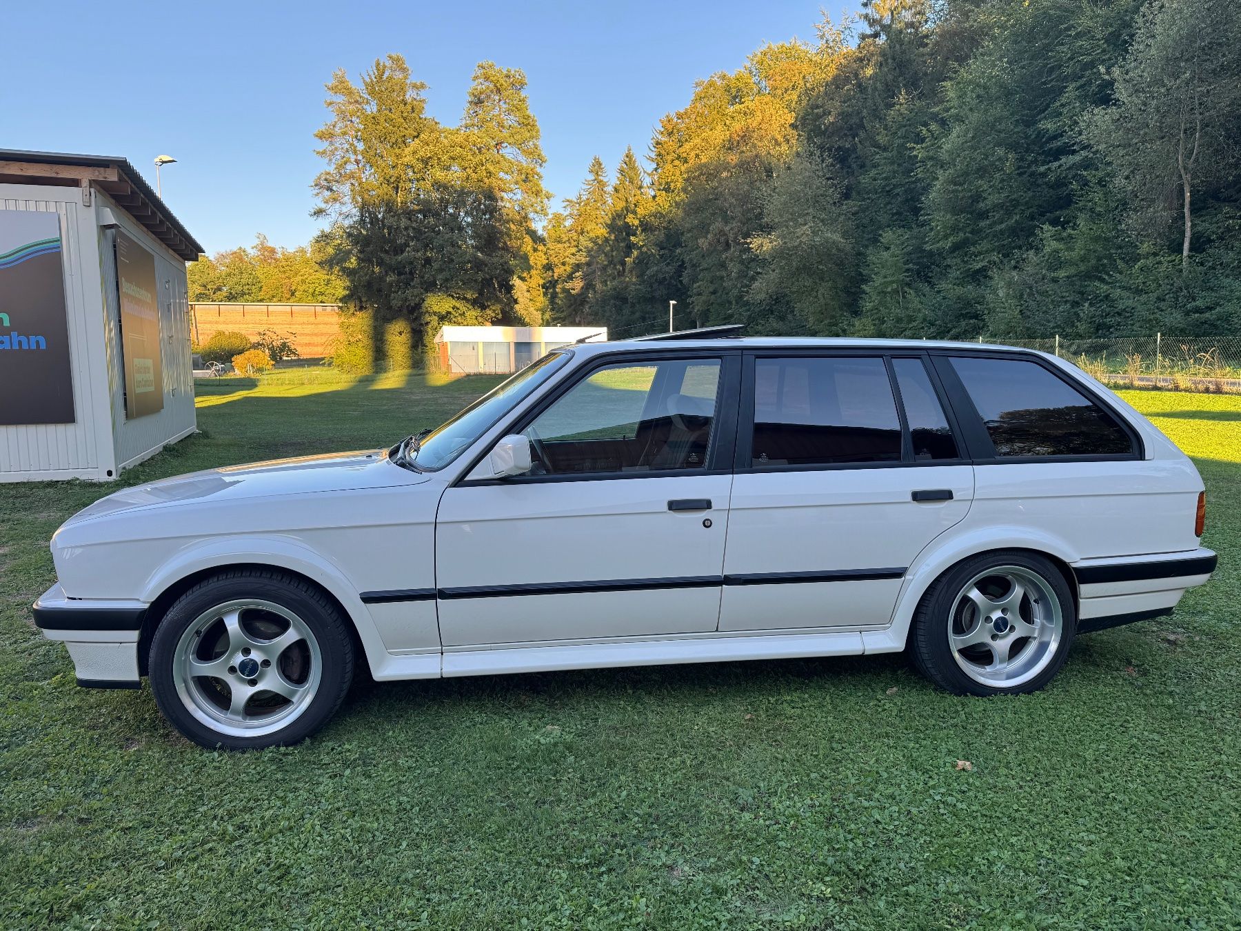 BMW Automobili: BMW 325iX Touring E30 Handschalter 170PS "Emmenegger" – Usato da Andelfingen venduto da werkstatt01