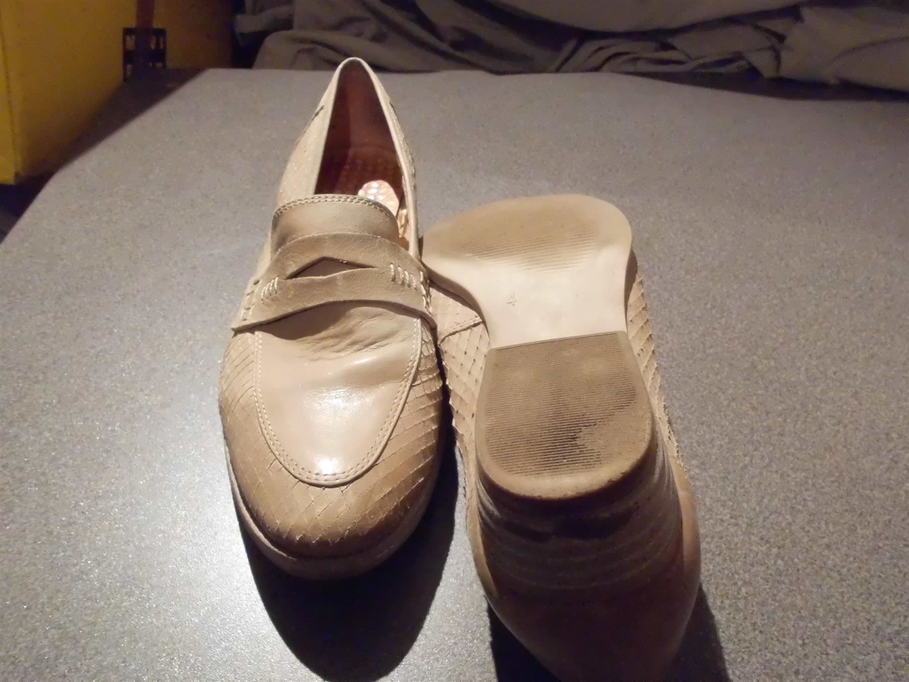 Chaussures femmes: Halbschuhe Grösse 4, Caprice, grau Ton – D'occasion à Zürich par abraxas1291 1
