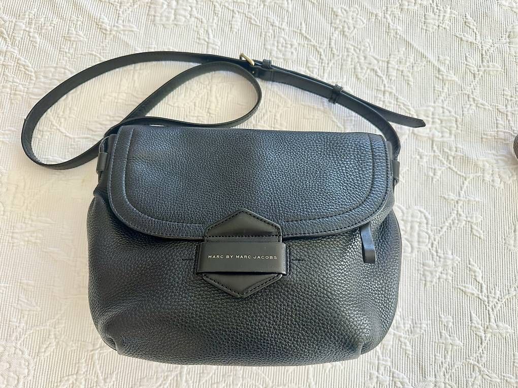 Marc Jacobs Taschen für Damen: Schwarze Marc Jacobs Leder Umhängetasche – Gebraucht aus ALPNACH DORF von yayanou