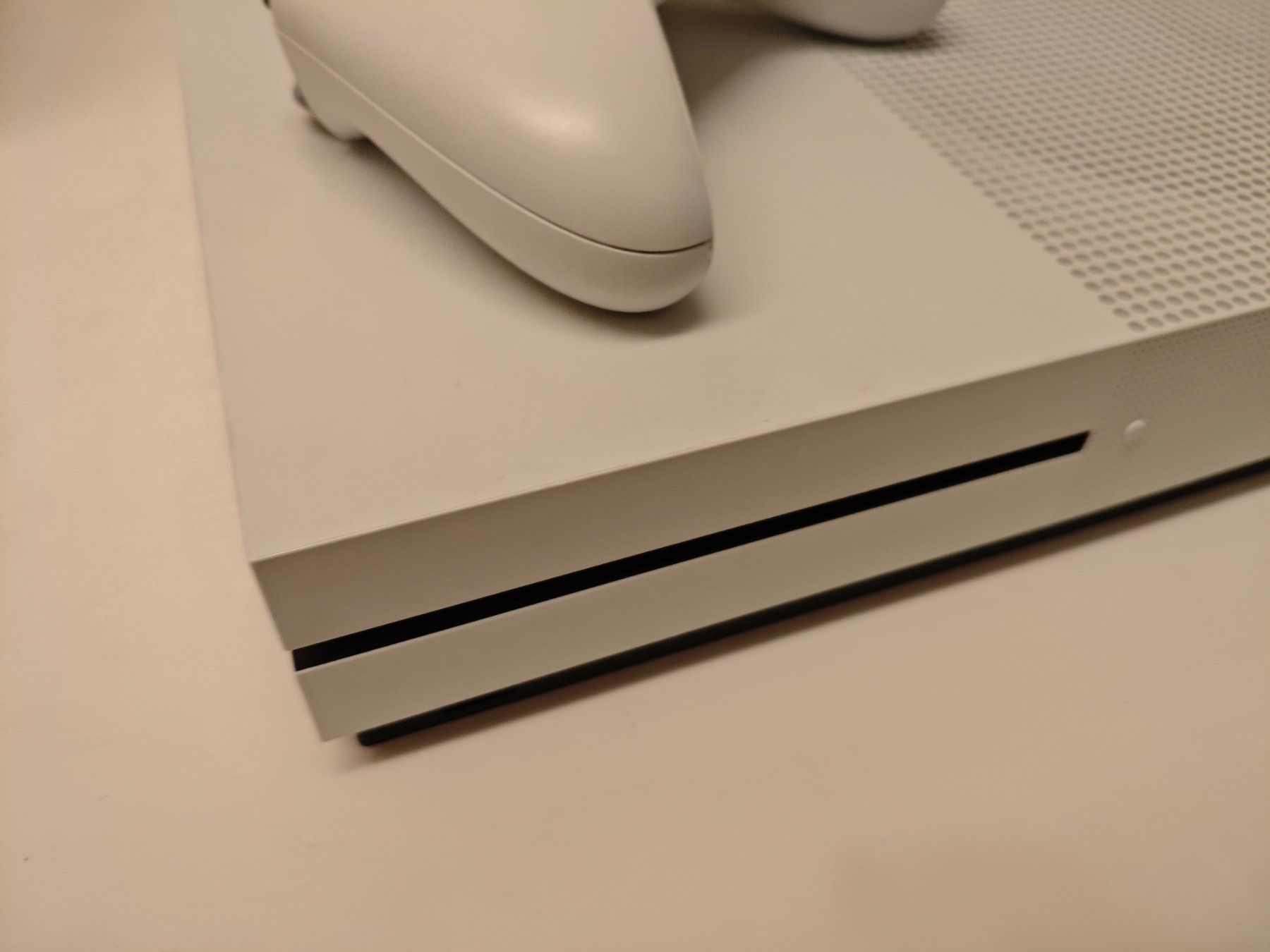 Microsoft Konsolen: Microsoft Xbox One S weiss mit Controller – Gebraucht aus Dübendorf von tho_v2cs 4
