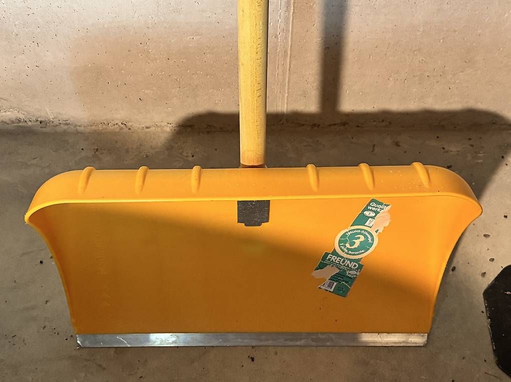 Tutti gli attrezzi: Schneeschaufel Kunststoff 55cm – Usato da Aeschi b. Spiez venduto da im-juli