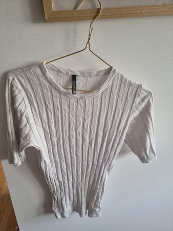 Sommerliches Rippstrick-Shirt