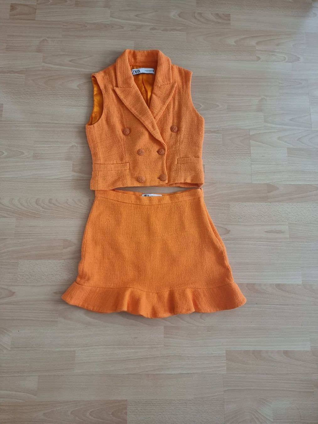 Zara Lotti di vestiti: Jupe mit Gilet – Usato da Affoltern am Albis venduto da Ebruli89