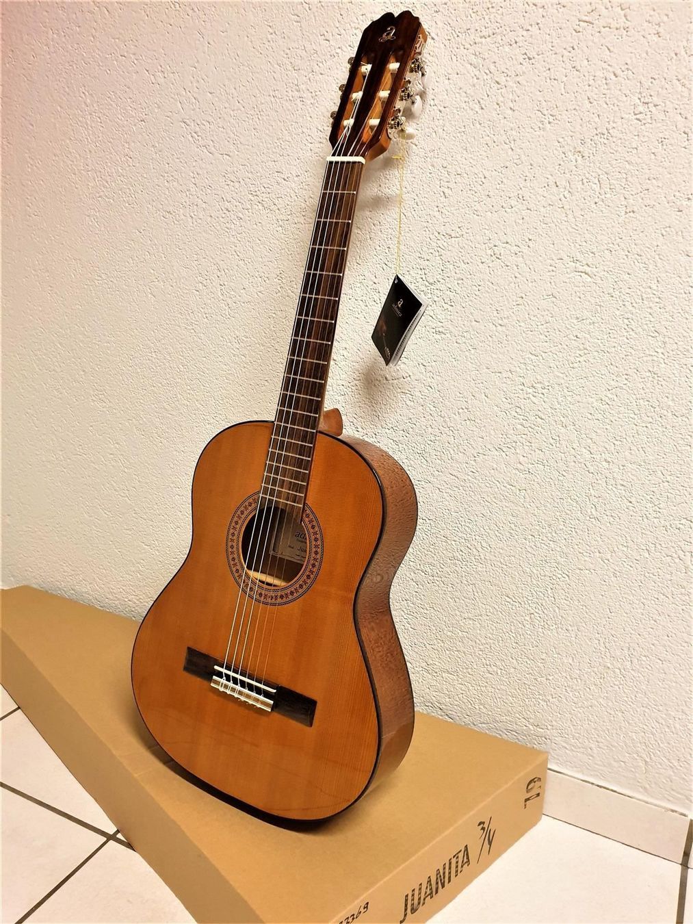 Musikinstrumente: spanische 3/4--tel Kindergitarre ADMIRA – Neu (gemäss Beschreibung) aus Wöschnau von Musikhaus-Luethy5012