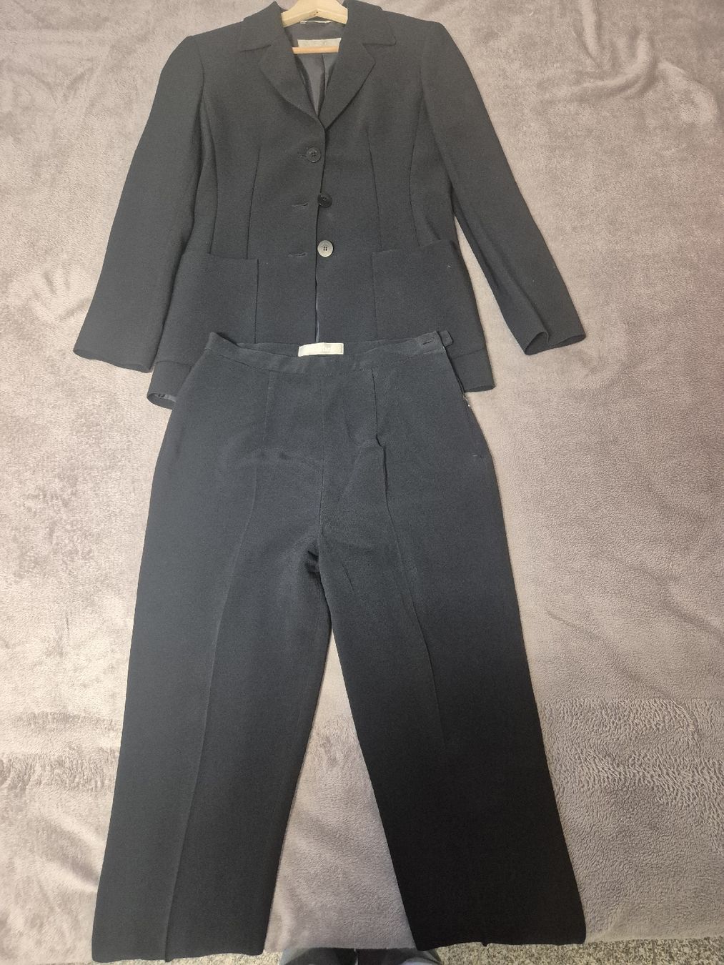 Completi & Tailleur: Schwarzer Damen Blazer mit Hose.Marke Max Mara – Usato da Muttenz venduto da min_dd5d
