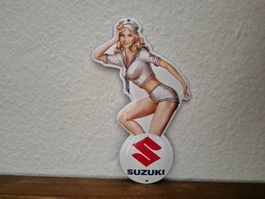 Emailschild Suzuki Werkstatt Logo Pin Up Girl Emaille Schild