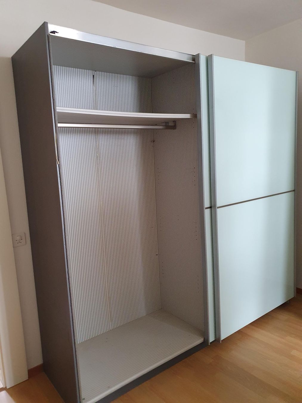 Armadi: Kleiderschrank mit Schwebetüren – Usato da Zürich venduto da wildflower26 3