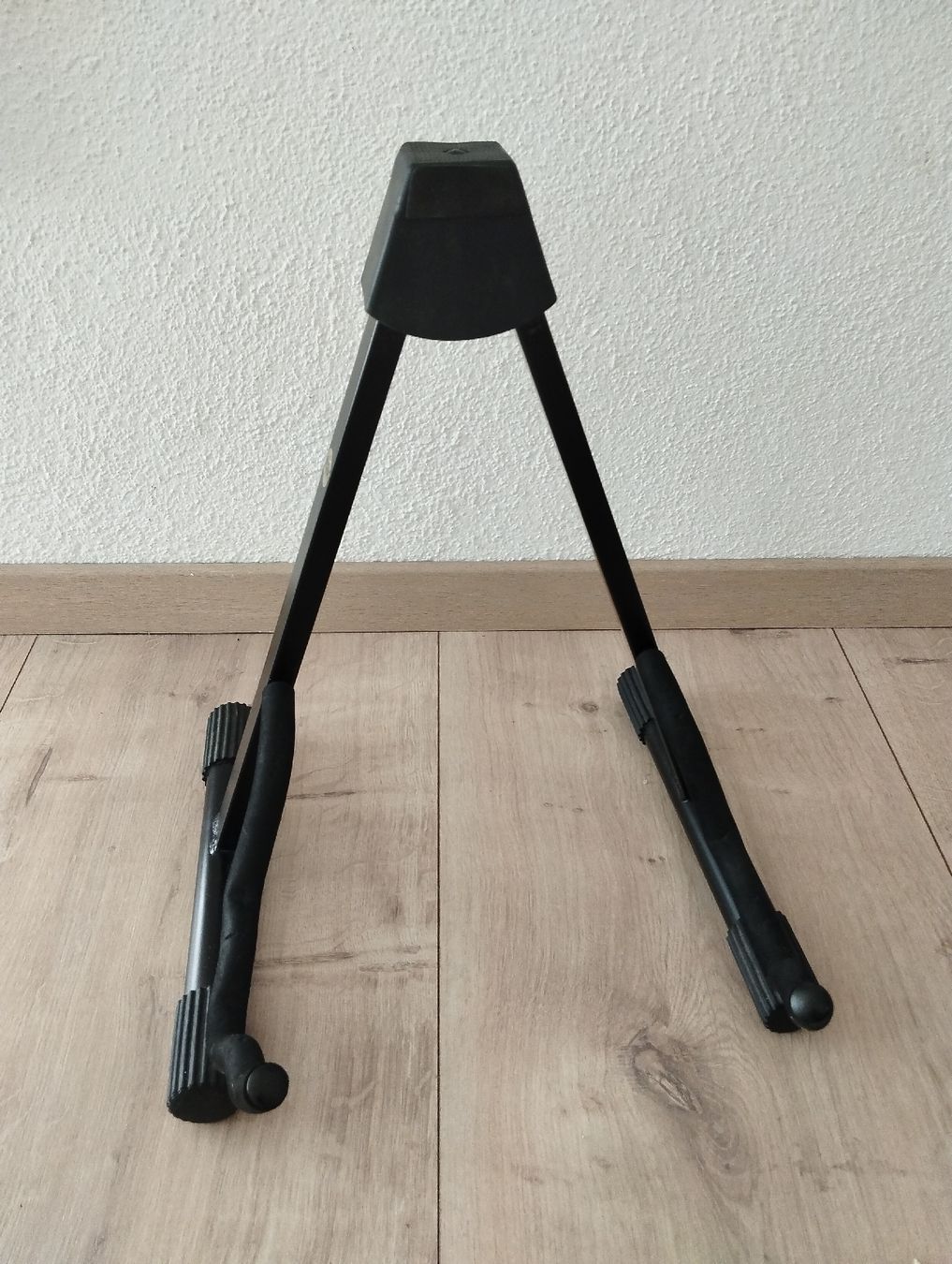 Instrumenten-& Notenständer: Gitarrenständer – Gebraucht aus Altstätten SG von san_kjb7
