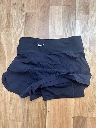 Neue Sporthose Nike kurz, Grösse S