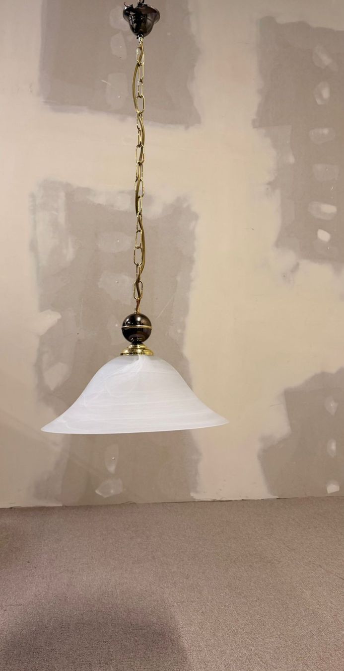 Lampadari & plafoniere: Hängelampe mit gemustertem Glasschirm und Messinghalterung – Usato da Rickenbach ZH venduto da Der-Insider 1