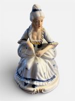 Alte Porzellanfigur Dame mit Fächer, Manufakturmarke