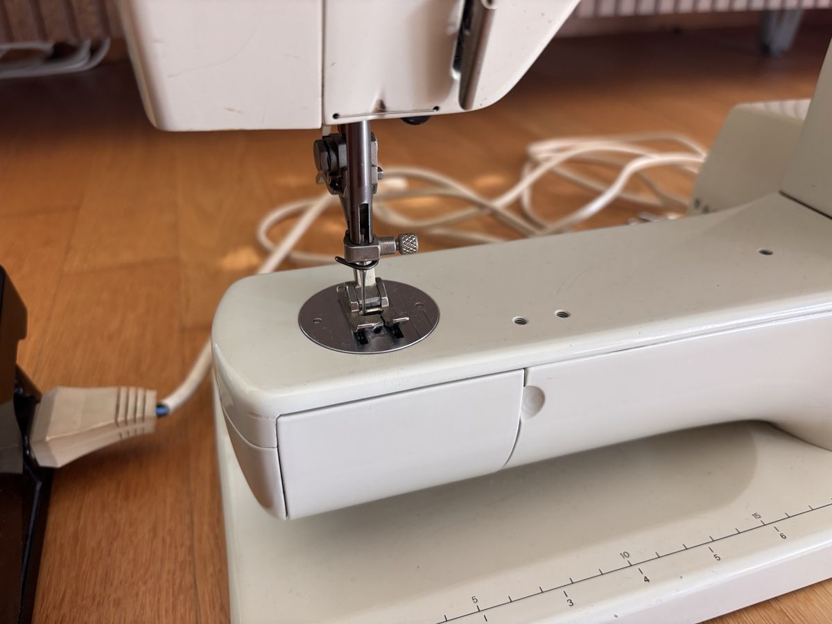 Bernina Macchine da cucire: Bernina 831 mit Zubehör – Usato da Bettlach venduto da cadau 2