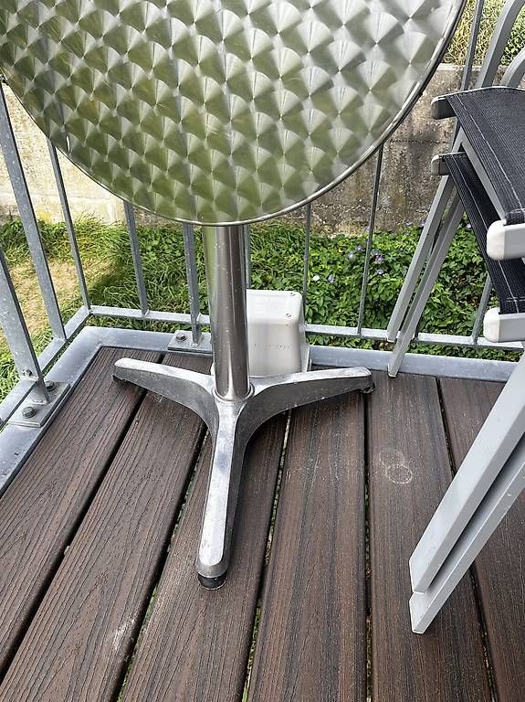 Tische: Bistrotisch mit zwei Stühlen – Gebraucht aus Riedstätt von Polebachi